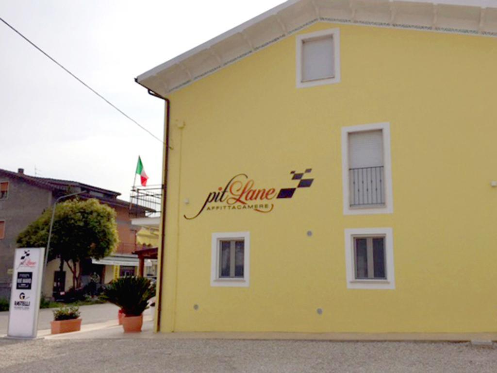 Pit Lane Affittacamere Offida Exterior photo